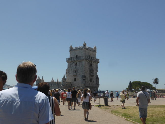 身仕度を済ませて、ベレン地区へ向かいます。<br />ホテルの前からバスが出ていて、フィゲイラ広場まで出れます。<br />フィゲイラ広場からはトラム15番でベレン地区へ。<br />このトラムなかなか来ないので要注意です！<br />トラムと電車でいった方が早いかも。<br /><br />トラムから降りて、歩道橋を渡れば、ベレンの塔です！