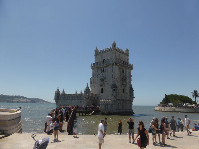 めっちゃ並んでます。<br />しかも要領悪いのかなかなか進まない。<br />リスボンカードを持っていたのですが、並ばなきゃいけないとのこと。<br />