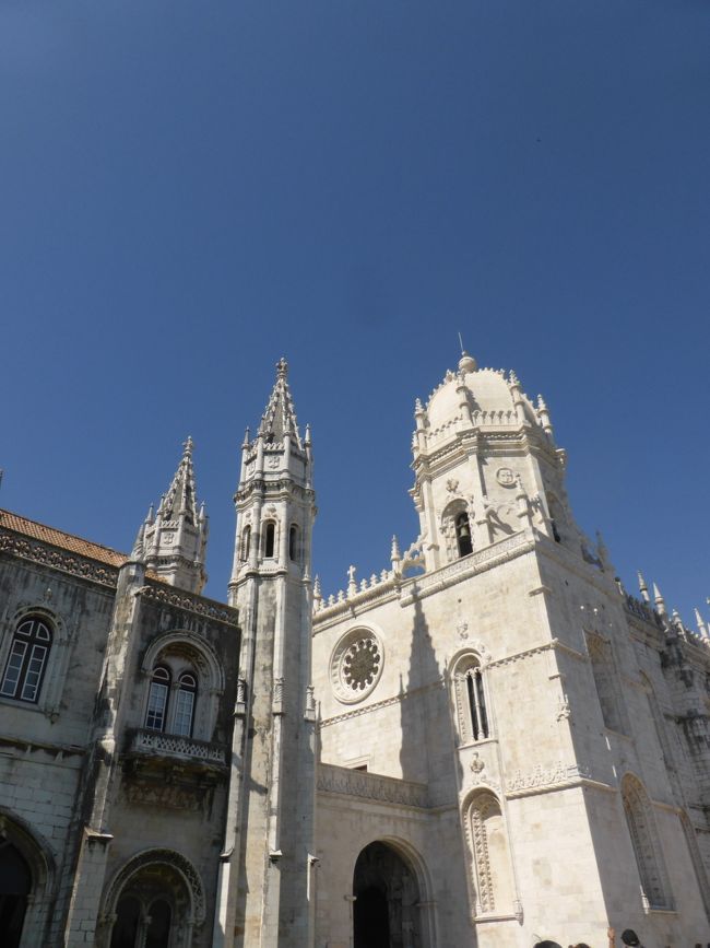 次はジェロニモス修道院。<br />ベレンの塔でセットの券をもらったので、列に並ばずに入れました。<br />こちらもリスボンカードで無料でした。<br />