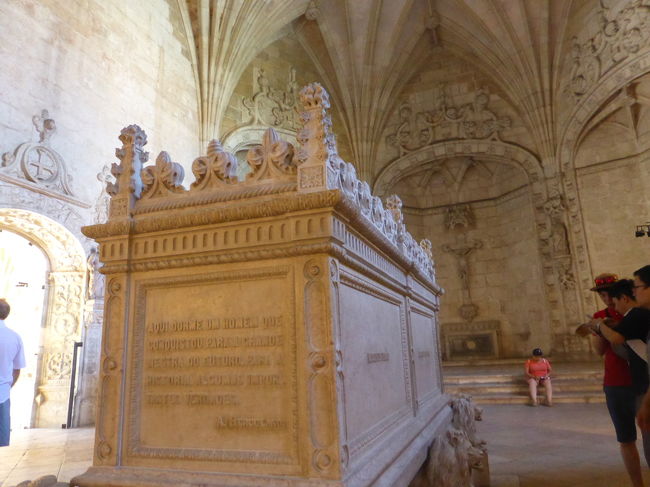 ｳﾞｧｽｺﾀﾞｶﾞﾏとｶﾓﾝｲｽの石棺もあります。