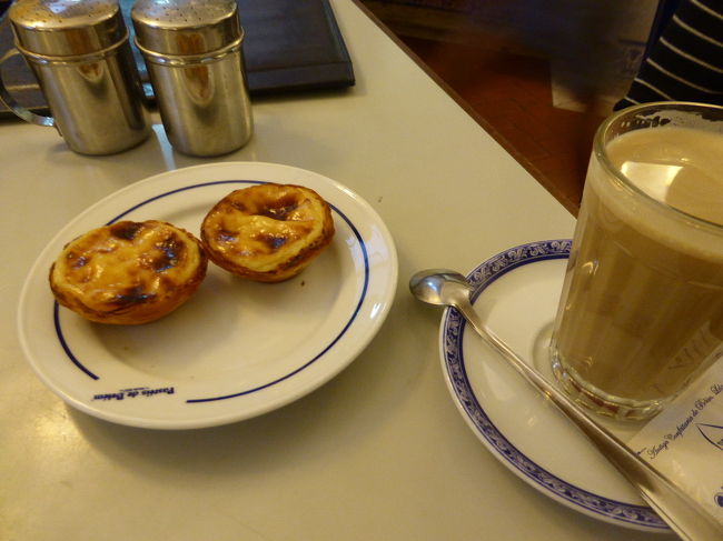 定番のパスティス・ベレン<br />行列はテイクアウトの人なので、中で食べました。<br />冷房きいてなくて暑い。<br />でもエッグタルトおいしかった！<br />飲み物も安かったです。一人１つずつ食べましたが、２つ頼めばよかったくらいおいしかった！<br />