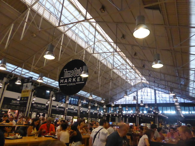 帰りは電車でカイス・ド・ソドレ駅へ。<br />お腹も減ったのでリベイラ市場へ。<br />