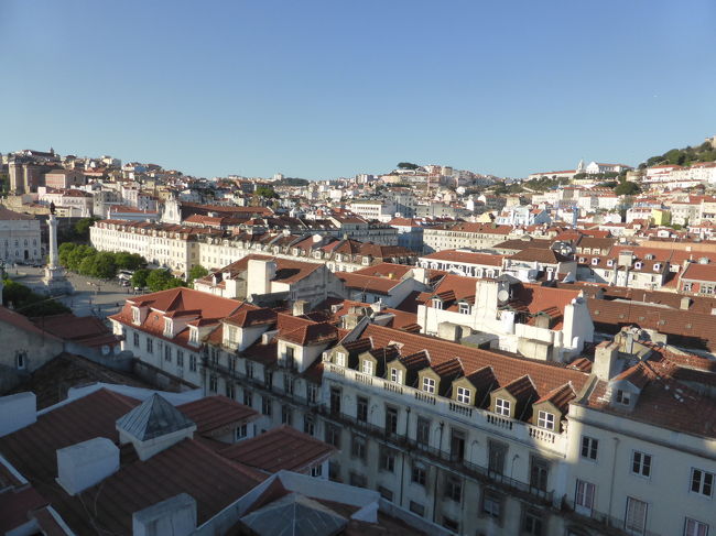 上からの眺め<br />リスボンカードでは、エレベーターは無料ですが、この上の展望台は有料でした。