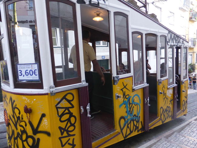 乗車もリスボンカードで無料です。<br />乗車して坂を下っていると、落書きされていないケーブルカーも見ることができました！<br /><br /><br />