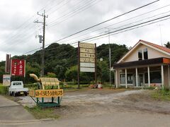 清水渓流広場の駐車場付近までやって来ました。ここまで約２０分。
平日ですが夏休み中という事もあり、臨時駐車場にも車がいっぱい！
突然の人気観光地化に、君津市も対策を立てているようでした。
