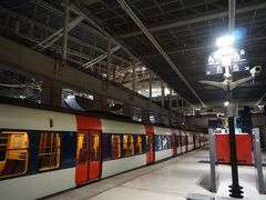 エールフランス便（直行）でパリ４：３０着で、３０分遅れで到着。

シャルル・ド・ゴール（ＳＤＧ）空港だ。

預けた荷物は無いので、真っ先に出たが、市内に向かうＲＥＲ Ｂ線に乗り場に迷い、３人に聞いて、向かったが、今度は切符がＶＩＳＡカードで買えないトラブル。

それをどうしたか！なんと　偶然隣に居た黒人の方が、自分のカードを自販機に通してくれて、市内へのゾーン４の切符を買ってくれた。

価格は丁度１０ユーロだったので、その紙幣を渡してお礼を言った。