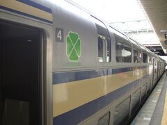 旅の始まりはJR品川駅です。JR横須賀線のグリーン車に乗り込みます。ビールで乾杯です。