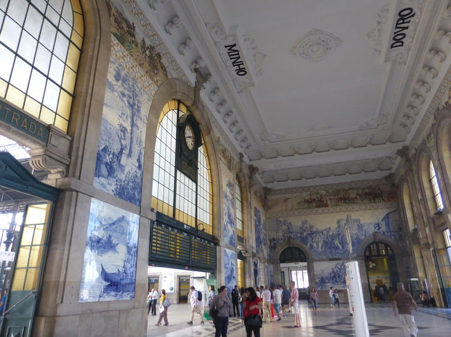 駅のなかもアズレージョがきれいです。