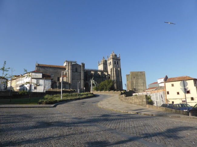 ポルト観光は歩けるということでトコトコ歩いて回ることに。<br />カテドラルに向かいます。