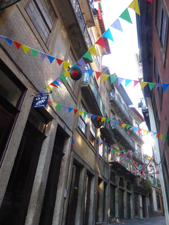 次はサン・フランシスコ教会を目指します。<br />細い道路も飾りがあってかわいいです。