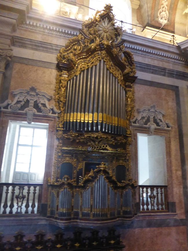 隣の教会もきれいでした。