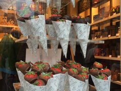 これこれ！

早希ちゃんが食べてた、
ゴディバ本店のいちごのチョコレートがけ！

確かローラも弾丸トラベラーで食べていたような・・・。

1粒1粒がすごく大きい。

お味は・・・、
うん、美味しいけど1粒でいいかな（爆）

このショーウィンドウはディスプレイ用なので、
レジで注文すると新しいのを出してくれます。