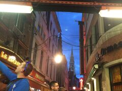 ちょこっとグランプラスが見えます。

いつも安い冬にしか行かない海外旅行。

今回はいーちゃんの休みが10月だったので、
初めて気候の良いシーズンに海外旅行にこれました！

オープンスペースで食事出来るなんて幸せの極み！