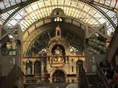 アントワープまで電車にゆられて。

ここはアントワープ駅。

ヨーロッパの建築物、好きです。

初音ミクなどのコスプレをしていた、
ベルギっ子を発見。

何かイベントでもあるのかしら。

