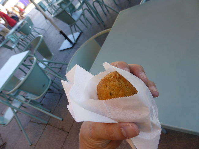 クレリゴスの塔近くにある干しダラのコロッケを買い食い。<br />中にチーズが入ってます。<br />