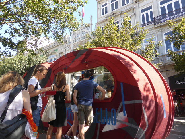 次はレロ書店へ！<br />世界で一番美しい書店とも言われていて、注目されてるだけあって長蛇の列でした。<br />1時間くらい待ちました。