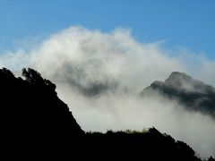 テノ岬を南北に縦断するTF436号線の途中には、雲の通り道になっている峠があり、MIRADOR DE BARACANという展望台あり。

ちょっとした駐車スペースがあるだけの場所ですが、峠を挟んで東側と西側の全く違う眺めが素晴らしいんですよ。
ちょっと車を停めて眺めてみましょう。

その峠の東側にはどんな景色があるかというと…、