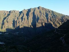 Mirador de la Cruz de Hildaに立つと、目の前に広がるのがマスカ谷。

横長の景色全体を撮るとちょっと印象が薄れますが…、