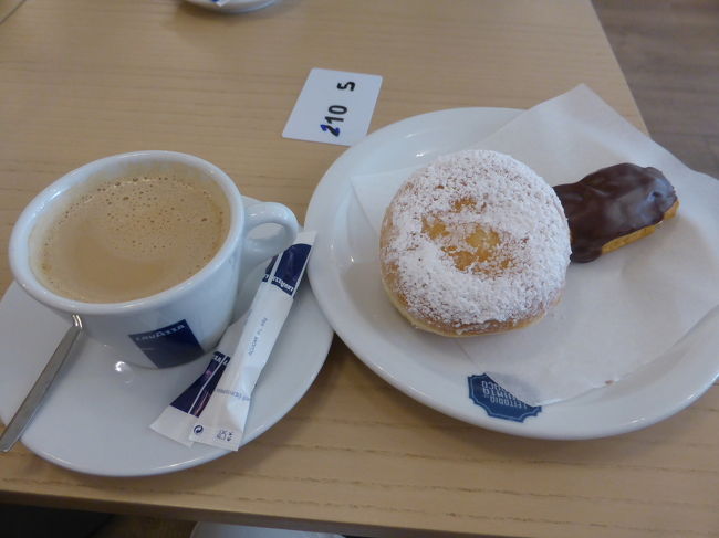 疲れたのでちょっとカフェへ。<br />Leitaria da Quinta do Pacoへ。<br />エクレアとクリームの入ったドーナッツを半分こにして食べました。<br />美味しすぎて、エクレアをもう一個たべました。