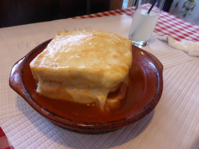 近くのレストランで。<br />フランセズィーニャ。<br />提供まで1時間ほどかかりました。