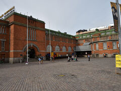 ハカニエミマーケットホールに到着．