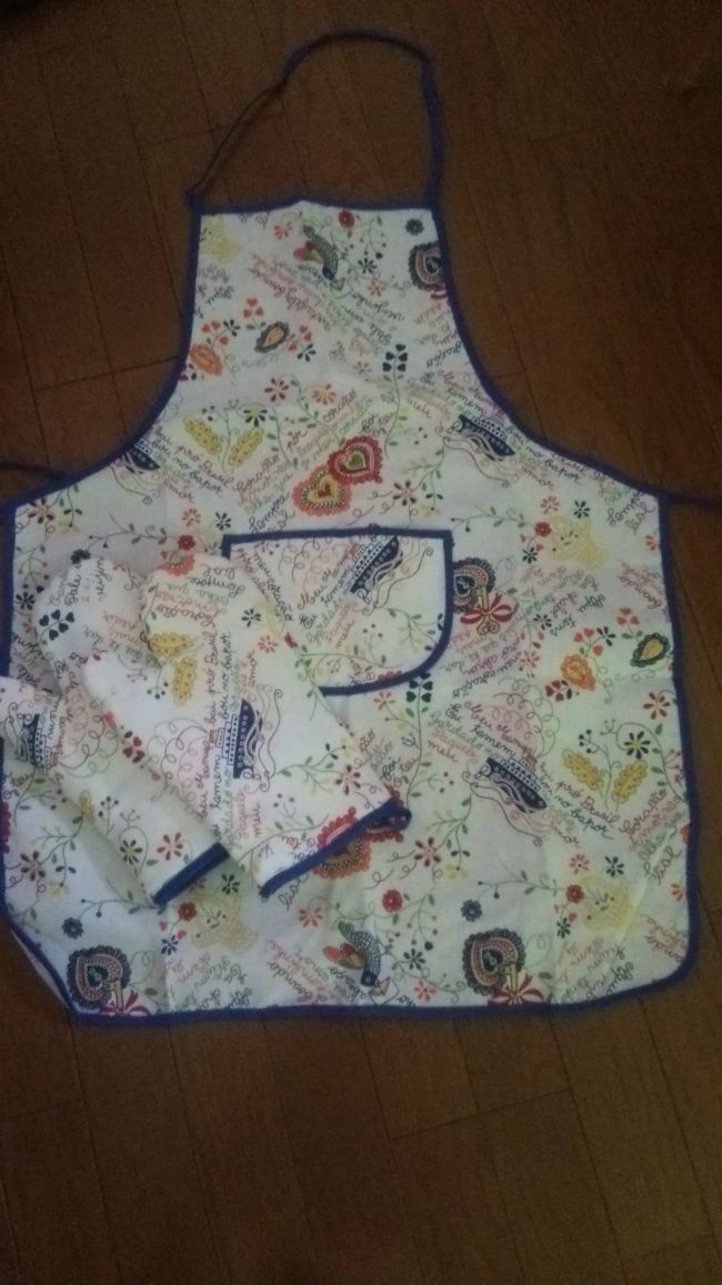 露店でおみやげも買い、リスボンに戻ります！<br />写真は1ユーロの鍋つかみとエプロン<br />安すぎです！<br /><br />夜ゴハンかカンパニャン駅近くのスーパーでトマトやパン缶詰を買って電車で食べました。