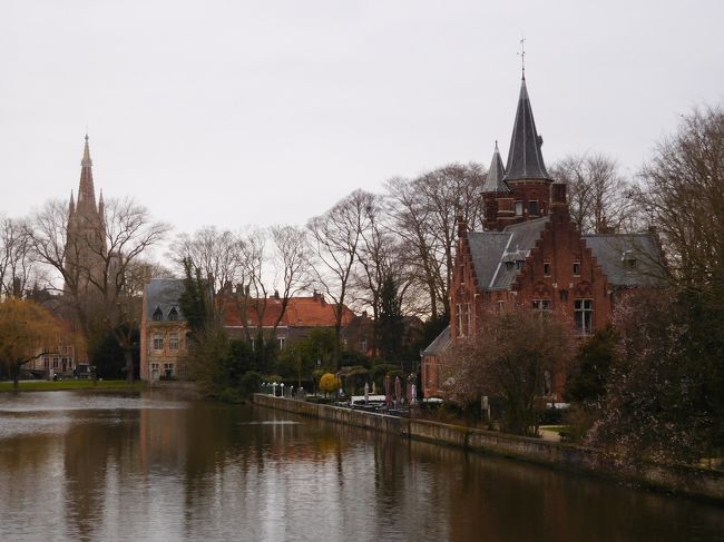 バスを降りてまず目に入る景色は「愛の湖」<br />ずいぶんロマンチックな名前ね。