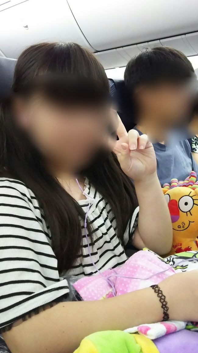 小さい頃は機内に着くと直ぐに爆睡する<br />あ〜ちゃんでしたが、すっかり大きくなったので機内で映画を観るのを楽しみにしていたそうです。あーちゃんの左に見える変なぬいぐるみは…3年前にアラモアナSC内に有る『ジャングルファン』の景品でチケットと交換した物です。<br />『たいよう君』と名付けました。<br />機内で枕代りに使用します。<br /><br />そうそう↑スーツケースの荷物のメイシーズのエコバッグに入っていた緑色のぬいぐるみは…かめさまです。<br />あーちゃんが小学1年生の時に『ホノルル水族館』で購入しました。当時＄26位したと思います。実は枕なんです。ハワイにはあーちゃんが必ず連れて行きます。