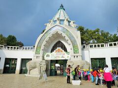 1866年に開設された動物園に入場するためにお揃いの帽子をかぶった子供たちが並んでいます。門のデザインも素敵です。