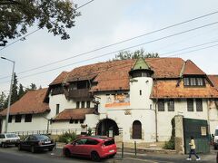 グンデルの近くに同じ経営のトランシルヴァニア風の建物の庶民的なレストランがあります。