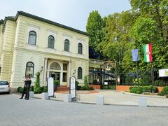 グンデルというブダペスト一の高級レストランが隣にありました。雑誌から抜け出たようなイケメンのモデル体型のふたり。