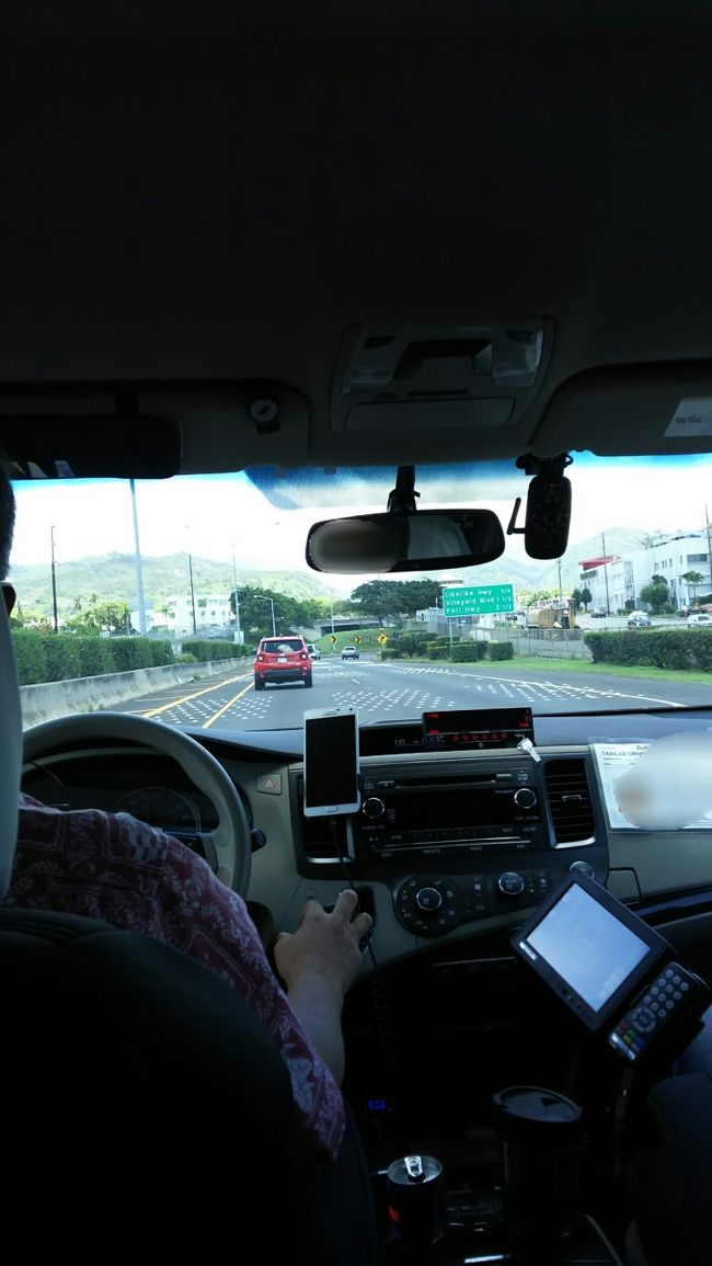 チャーリーズ タクシーを呼びました。<br /><br />＄29 フラットレートです。<br /><br />10分も待たずに名前が呼ばれました。<br /><br />いざ出発です！