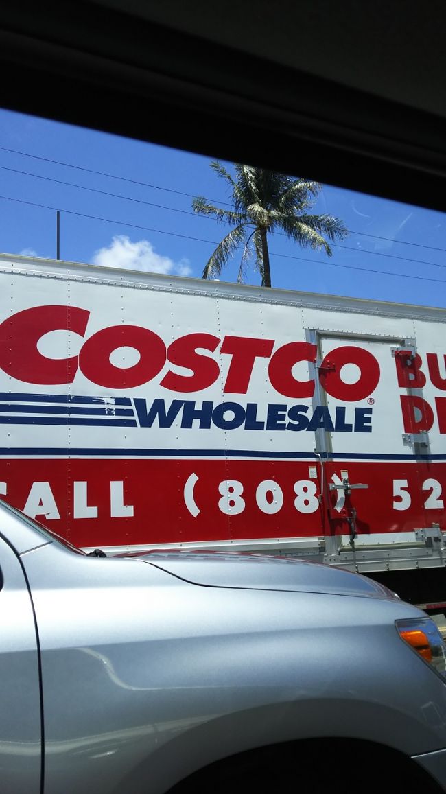 ママはね、同じ車でも こちらのトラックの方が断然興味が有ります！<br /><br />コストコのトラックが並走していました。<br />日本でも見掛けますが、ヤシの木とのコラボはハワイでないと無理でしょう。<br /><br />チェックインしたら行きますよ〜！<br /><br />『コストコ』って言わないよねぇ ハワイでは。<br /><br />『キャァスコ 待っててねぇ〜』<br /><br />※ママは英語は出来ません。話せません。<br />(*≧∀≦*)<br />