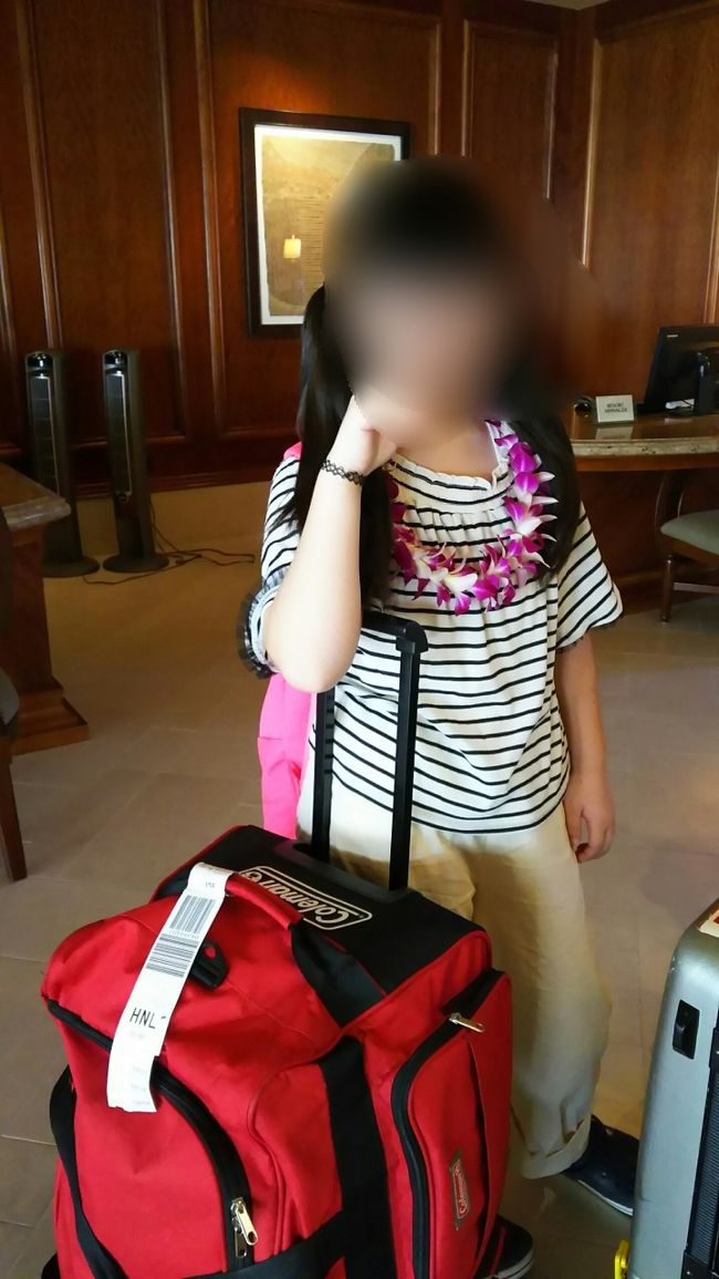 運転手さんの運転速くて、あっという間に<br />ヒルトンに到着です！<br /><br />＄29フラットレートですが＄40支払いました。運転手さんニッコリしてました。<br /><br /><br />いつものレイで迎えられ、チェックインです。<br />こちらの滞在先はリクエストは出来ませんが、一応高層階のお願いをしてみました。<br />あ栗鼠一家はガーデンビュータイプが持ち分なのですが、駐車場ルーフビューは嫌なので、そこだけは回避したい…。<br /><br />結果 山側♯2211になりました！やったー！<br />ベランダ広いし、22階だし 満足満足！<br /><br /><br /><br />