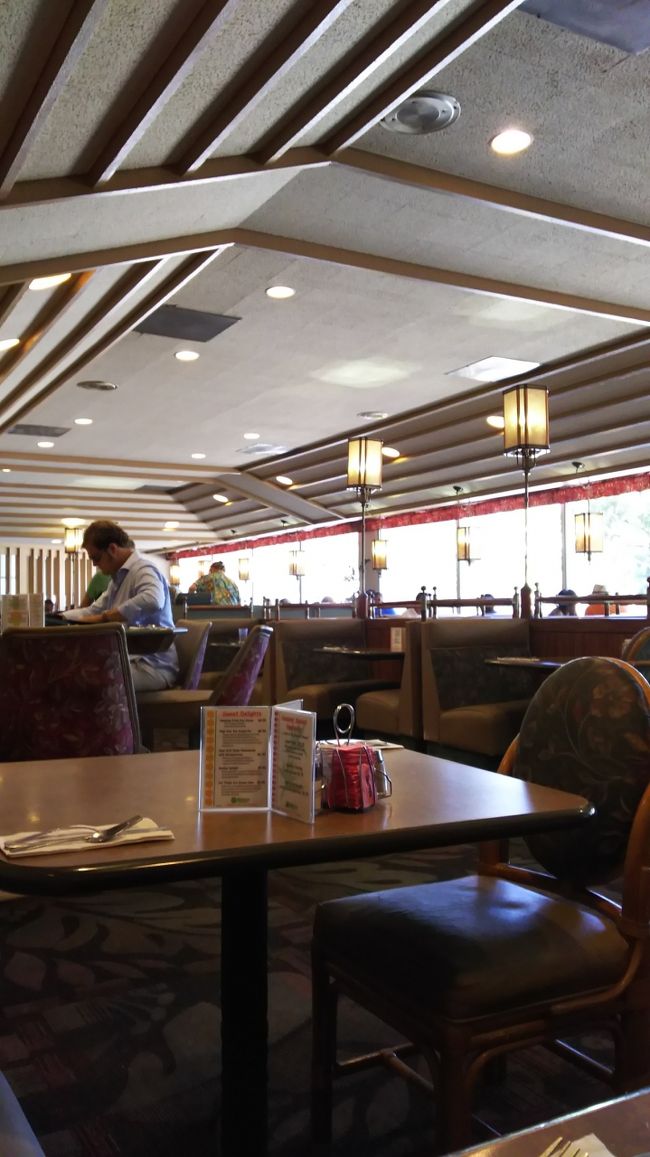 お部屋の準備までまだ時間が掛かるので、<br />ヒルトン目の前の『ワイラナコーヒーハウス』に食事に行きました。<br />空港から持って来たクーポンマガジンに割引券がついていたのに使うのすっかり忘れました(-_-;)<br /><br />