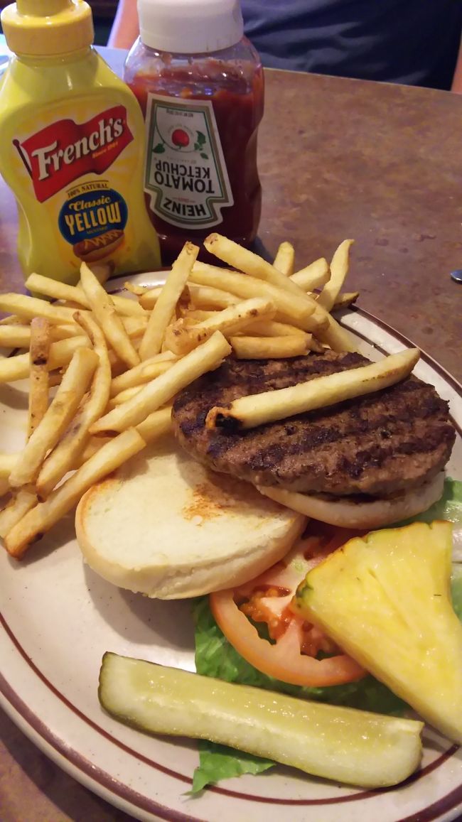 パパはこれ。ハンバーガー的な。<br /><br />何故これを選んだのかは・・・？<br />いつもはコンビーフのサンドみたいの頼んでいたのに。<br />＄10位したよ。