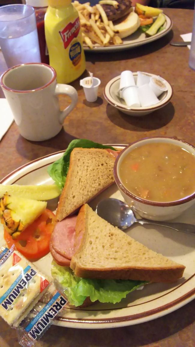 ママのは BLTだったかな？ブラウンで。<br /><br />スープがね、なんか懐かしい様な不思議な感じ。でも美味しくて…あーちゃんに横取りされちゃった。<br /><br />＄11位。<br /><br />パパとママはコーヒーも必ずオーダーします。普段ママはコーヒーは飲まないのだけど、ワイラナでは飲みます。コーヒー好きのパパからしたらここのコーヒーは飲んだ気がしなくてダメなんだけど、コーヒー苦手のママは飲みます。うっすいのここのコーヒー。<br />苦く無いの。で、あ栗鼠家ではワイラナのコーヒーを『椀子コーヒー』って、呼んでいます。『椀子蕎麦』みたいに少し飲むと直ぐに注ぎに来てくれるんです。本当にちょっとでも減ってると直ぐに注がれる。<br />それがもう可笑しくて。椀子コーヒー楽しいよぉ。闘いだよ。飲むか注がれるか。<br />ほんと直ぐに注がれちゃうから。ワイラナ出る時はもうお腹チャプチャプなんだ。<br /><br />例年なら滞在中何度も朝食でお世話になる<br />『ワイラナコーヒーハウス』ですが今回の滞在ではこの時だけ。こんなの初めて。大好きなのに…。<br /><br />