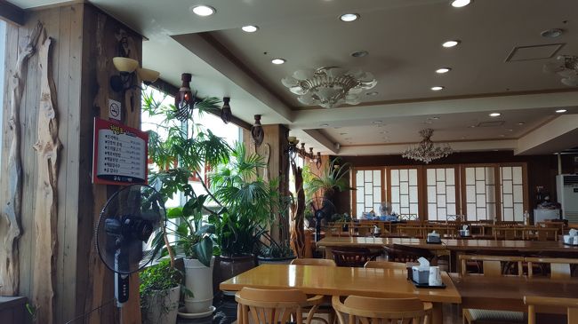 かなり広い食堂。<br />朝なのでがらんとしてます。