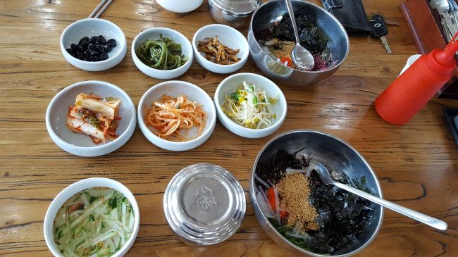 まずは海鮮ビビンバとおかずたち