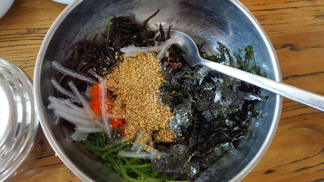 これがビビンバ。朝から贅沢なトッピング。<br />さすが海街！