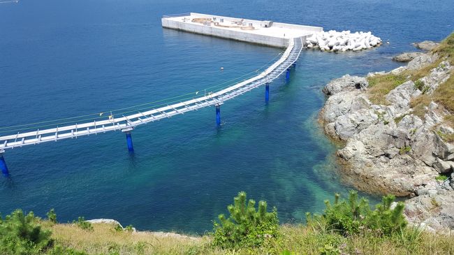 何かレールのようなものができていました。<br />向こうまで行けるようになるのかな？<br />それにしても海が青い！