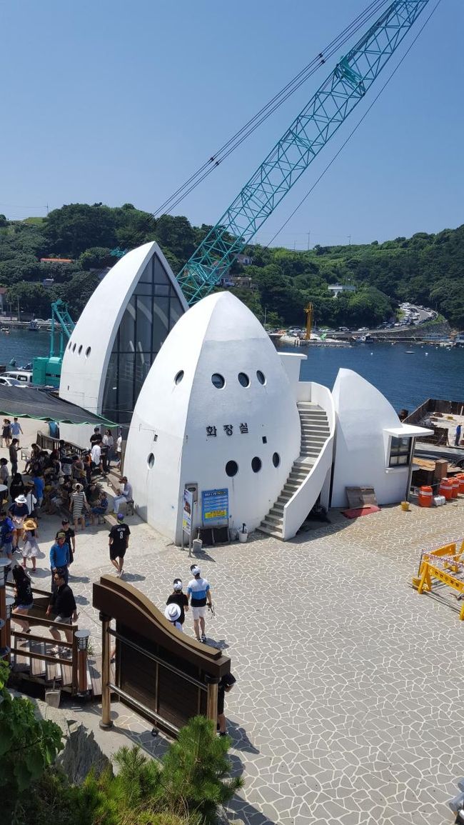 登り口には妙な形のトイレがあります。