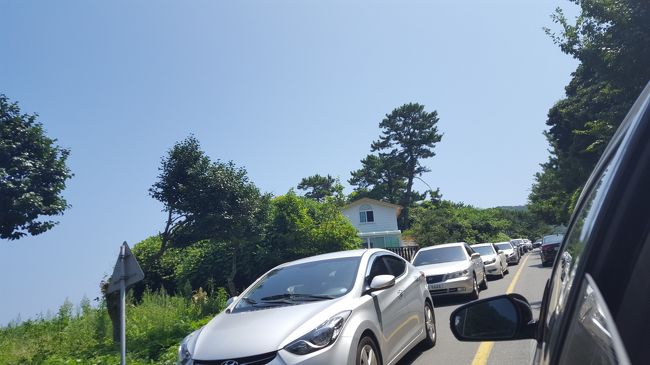 風の丘からの道を戻る途中、反対車線のすごい渋滞！！<br />どこもハイシーズンの観光地ってこんなもんかー。