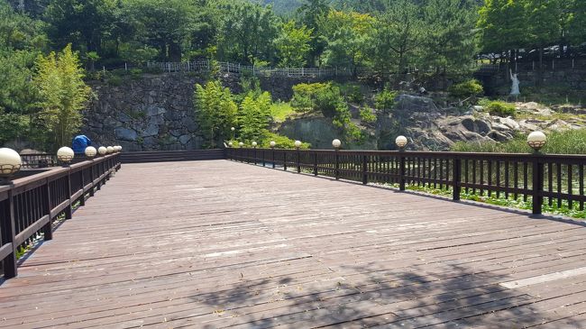 前はここで結婚式もやっていたとか。<br />せっかくこんなに広い庭園があるのに手入れをしないで劣化していくだけなんてもったいないなー。