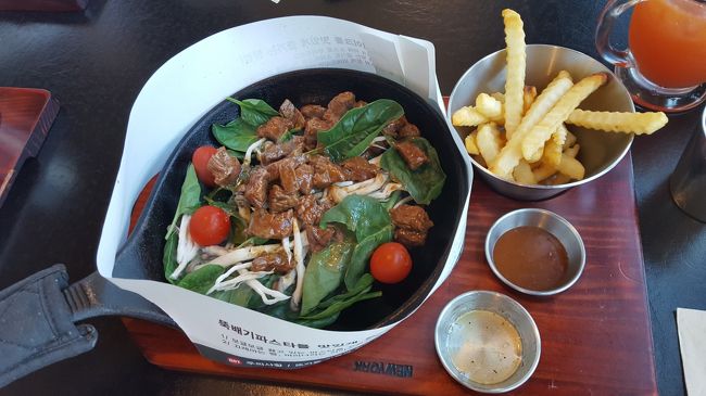 肉来ましたー！<br />日本のステーキとはやっぱりちょっと違う感じ。<br />付け合わせのポテトは、炒飯・ポテト・サラダからの選択制。<br />お肉は全然辛くなくて、甘いかんじの味付けで野菜もたっぷりだから美味しくいただきました。トマトが予想通り、爆弾のように熱いので注意です。