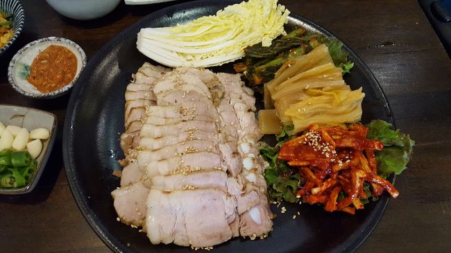 野菜の真ん中のは多分キムチを洗ったやつかな。<br />これだけじゃかなり酸っぱいけど、このお肉と合わせると絶妙に美味しい！！<br />生の白菜が甘くて美味しくて、これも肉と一緒にぼりぼり食べました。