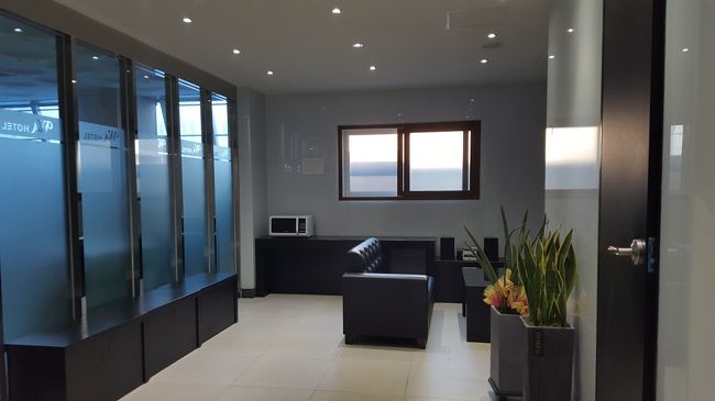 名前はホテルだけどほぼモーテル。<br />フロント前には簡単な休憩スペースと、横に無料のコーヒーマシンがありました。<br />ただしラテとかは超甘い！！