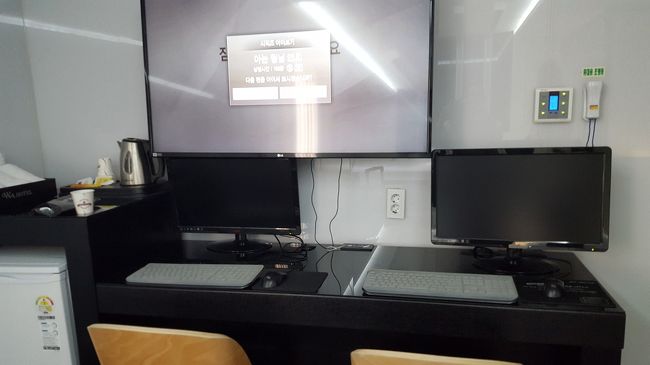 部屋の内部<br />パソコン2台に大きなテレビ<br />ポットもあります。