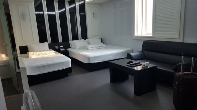 部屋はゆったり広々〜〜<br />これでいて価格はそこそこ。