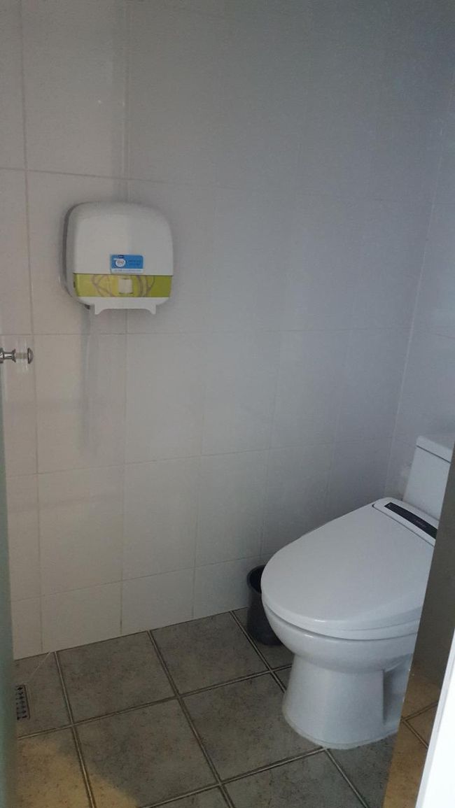 トイレは浴槽とは別にありました。